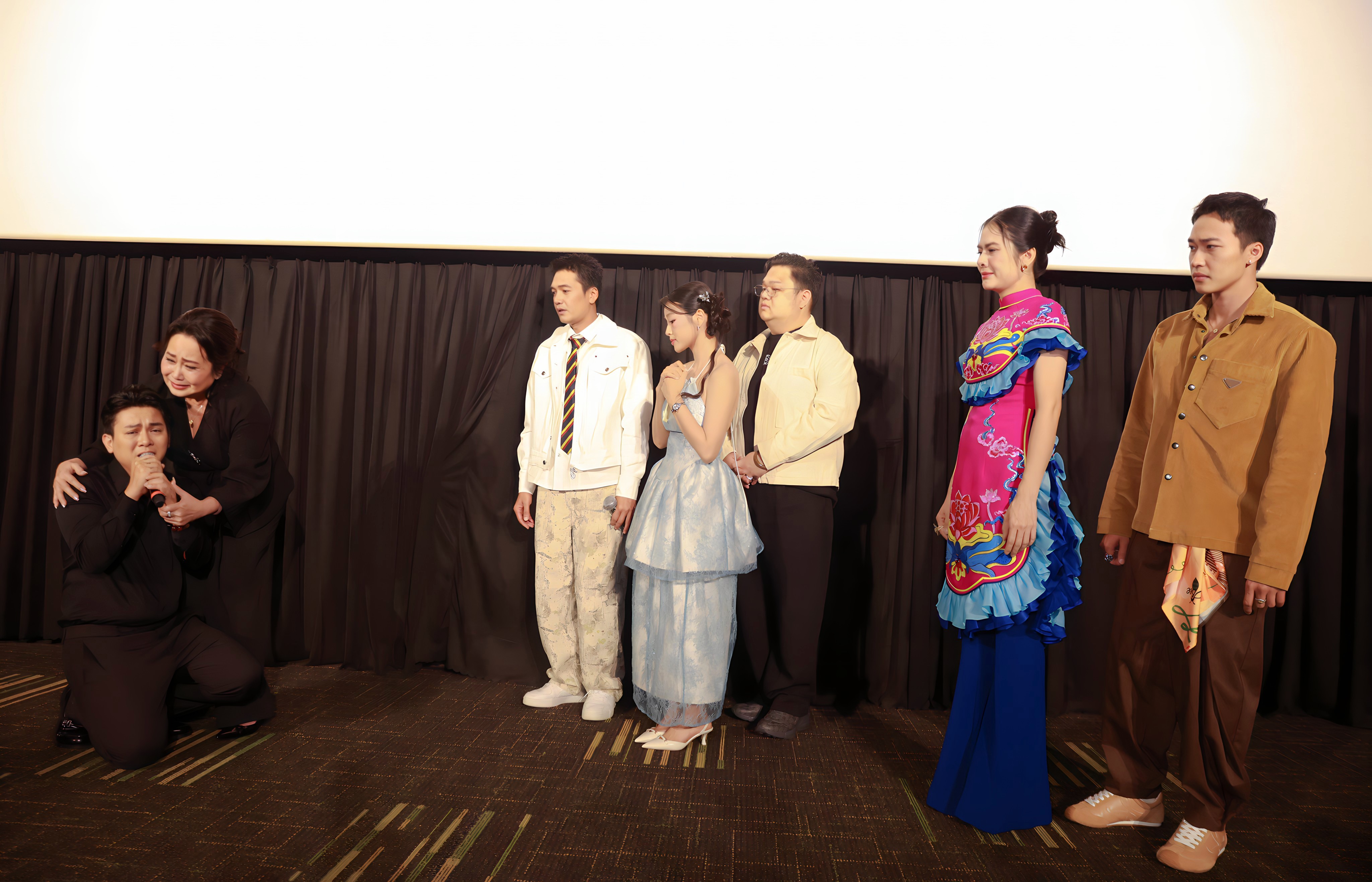 Hoài Lâm khiến người nghe lịm tim, nghệ sĩ Thanh Hằng khóc nức nở tại buổi giao lưu với đoàn phim 'Nhà ma xó'