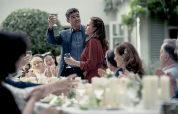 Dylan O'Brien và Phoebe Dynevor nên duyên trong 'drama gia đình' căng thẳng nhất dịp cuối năm