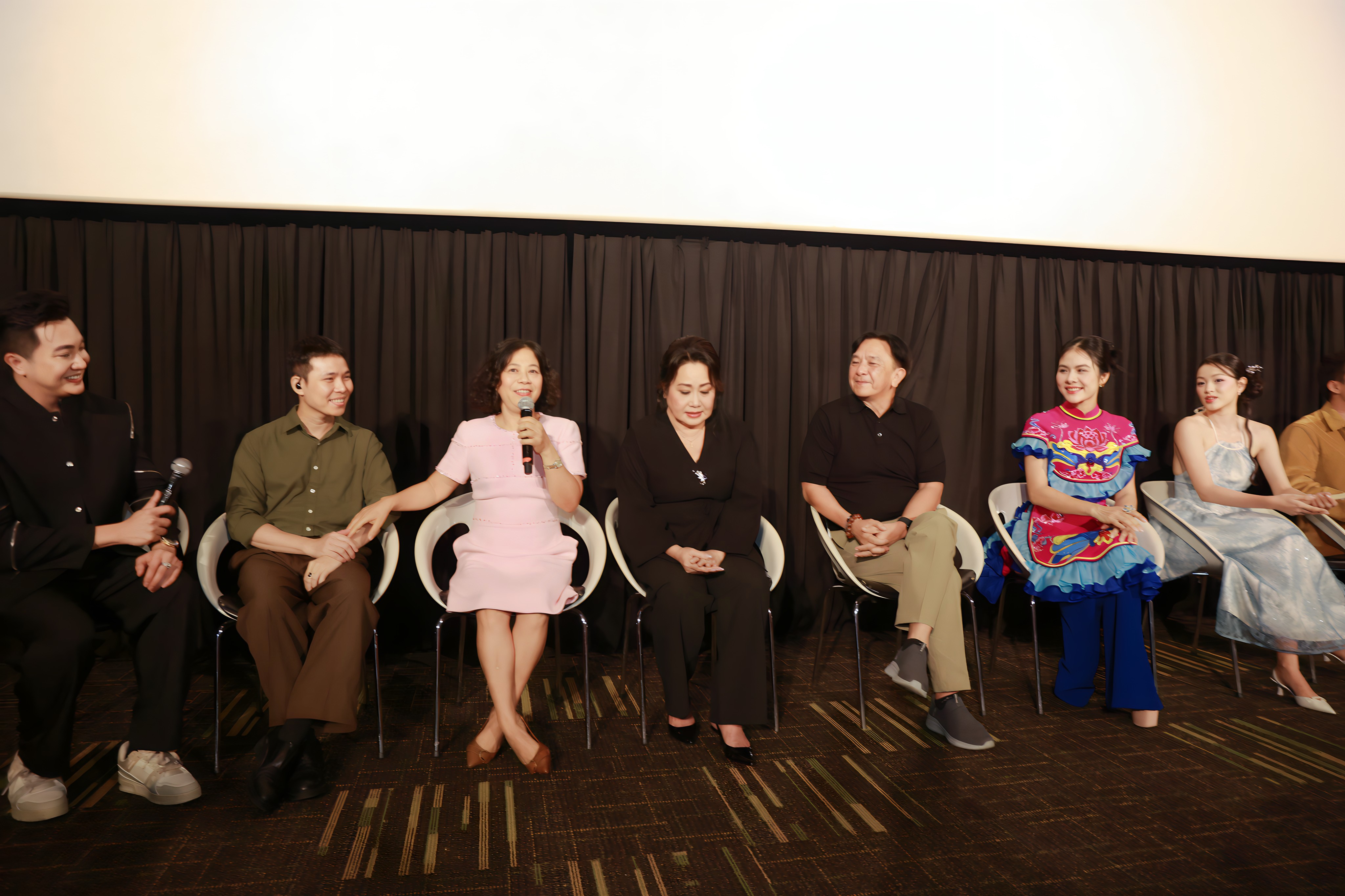 Hoài Lâm khiến người nghe lịm tim, nghệ sĩ Thanh Hằng khóc nức nở tại buổi giao lưu với đoàn phim 'Nhà ma xó'