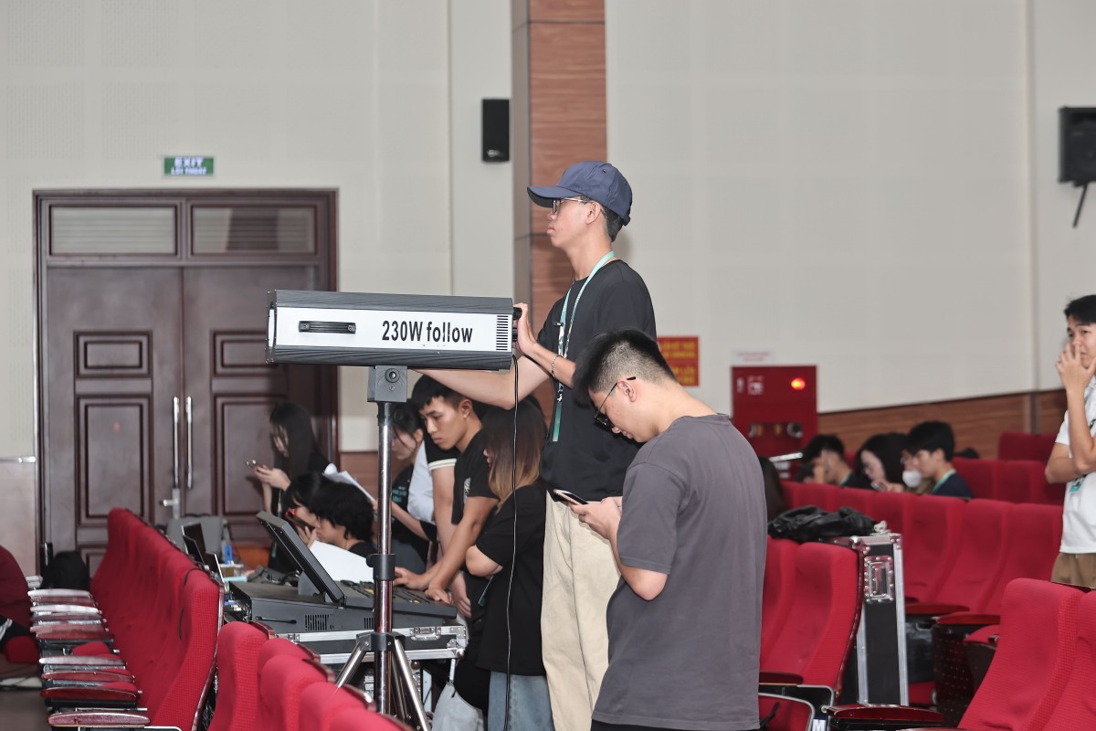 Sôi động không khí đêm Tổng duyệt trước thềm nhạc hội Spotlight 2025