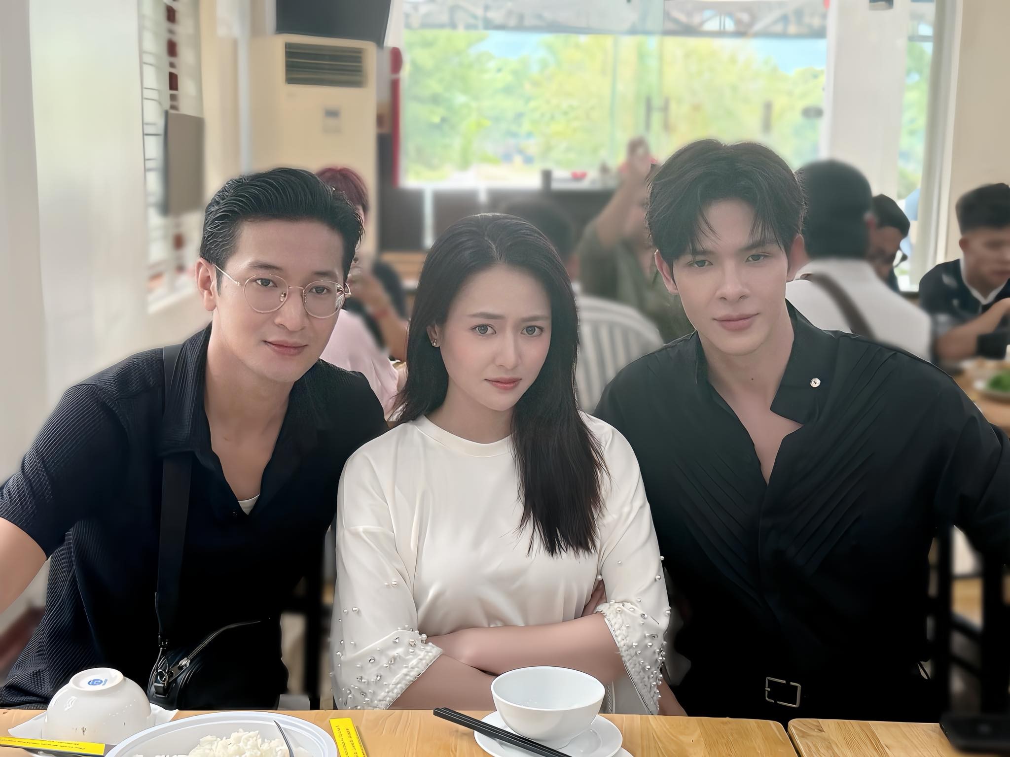 Phản ứng bất ngờ của Việt Hoa và chồng khi đóng cùng nhau trong 'Gió ngang khoảng trời xanh'