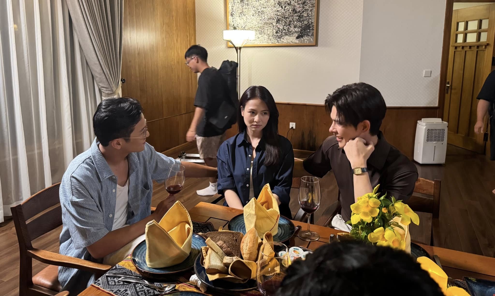 Phản ứng bất ngờ của Việt Hoa và chồng khi đóng cùng nhau trong 'Gió ngang khoảng trời xanh'