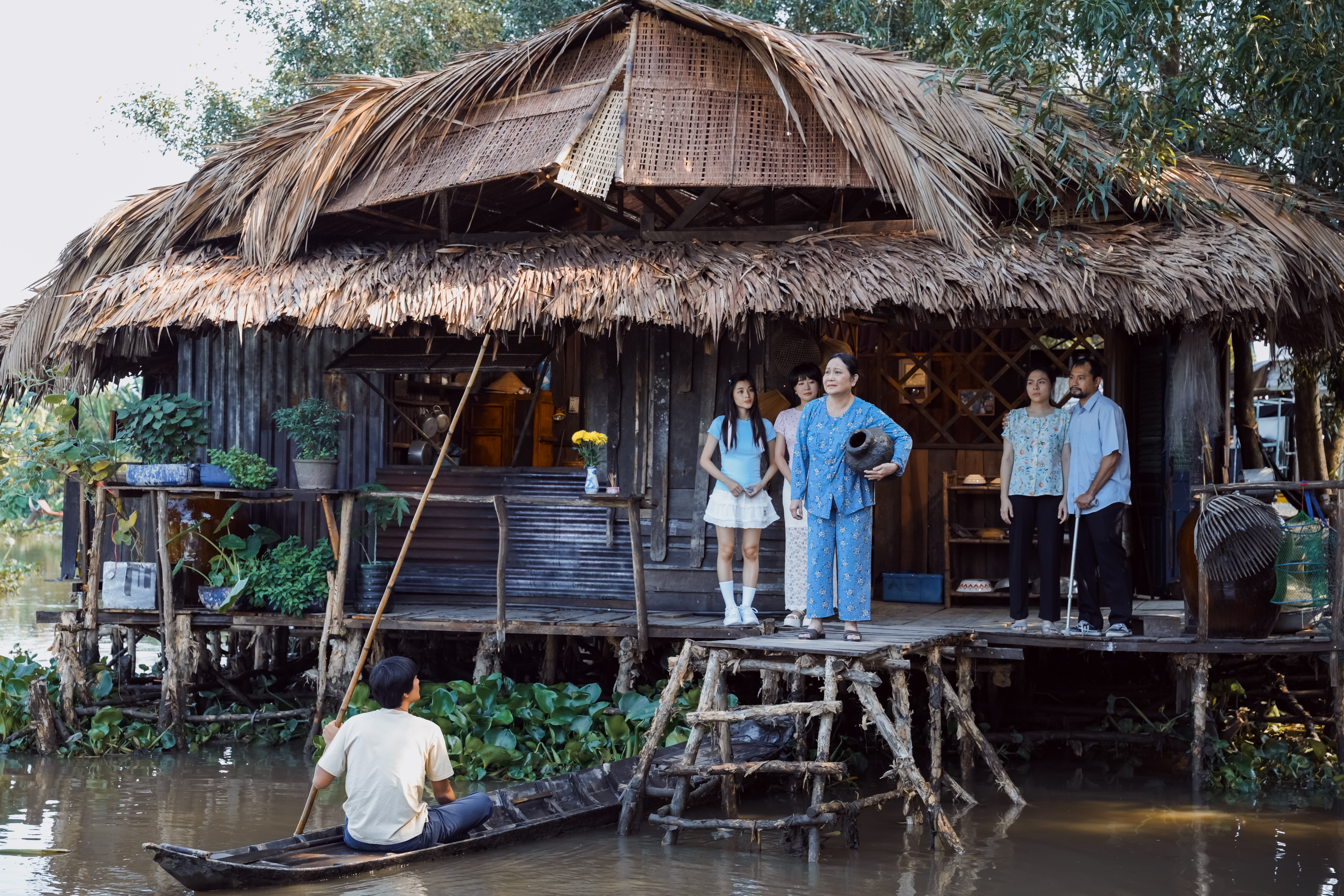 'Nhà ma xó' hé lộ hậu trường bối cảnh chính, vừa ma mị nhưng nên thơ khiến dàn diễn viên 'nhập vai' xuất thần