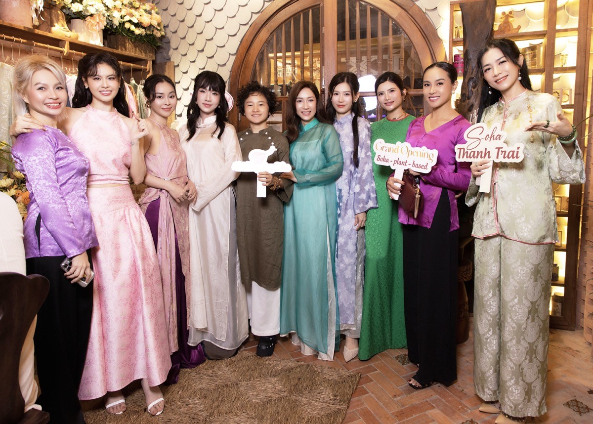 Sao Việt chúc mừng Trương Quỳnh Anh lên chức bà chủ quán chay