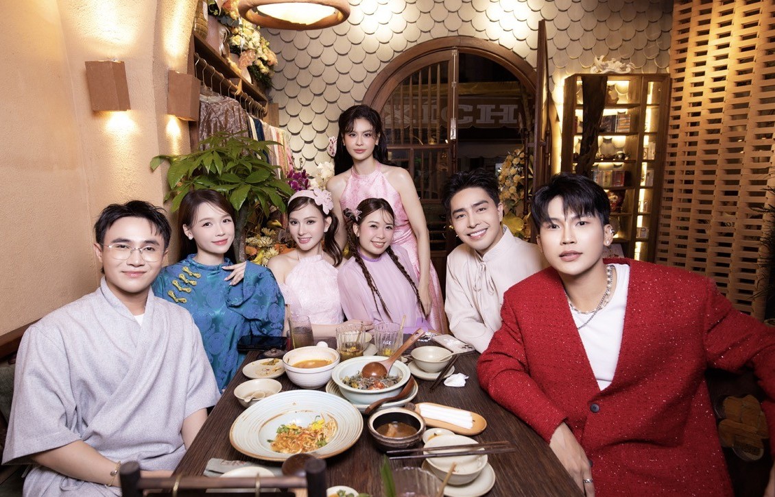 Sao Việt chúc mừng Trương Quỳnh Anh lên chức bà chủ quán chay