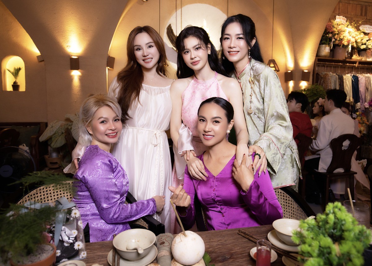 Sao Việt chúc mừng Trương Quỳnh Anh lên chức bà chủ quán chay