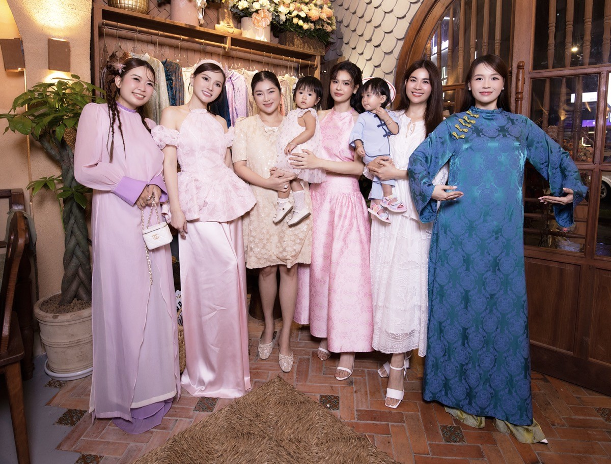 Sao Việt chúc mừng Trương Quỳnh Anh lên chức bà chủ quán chay