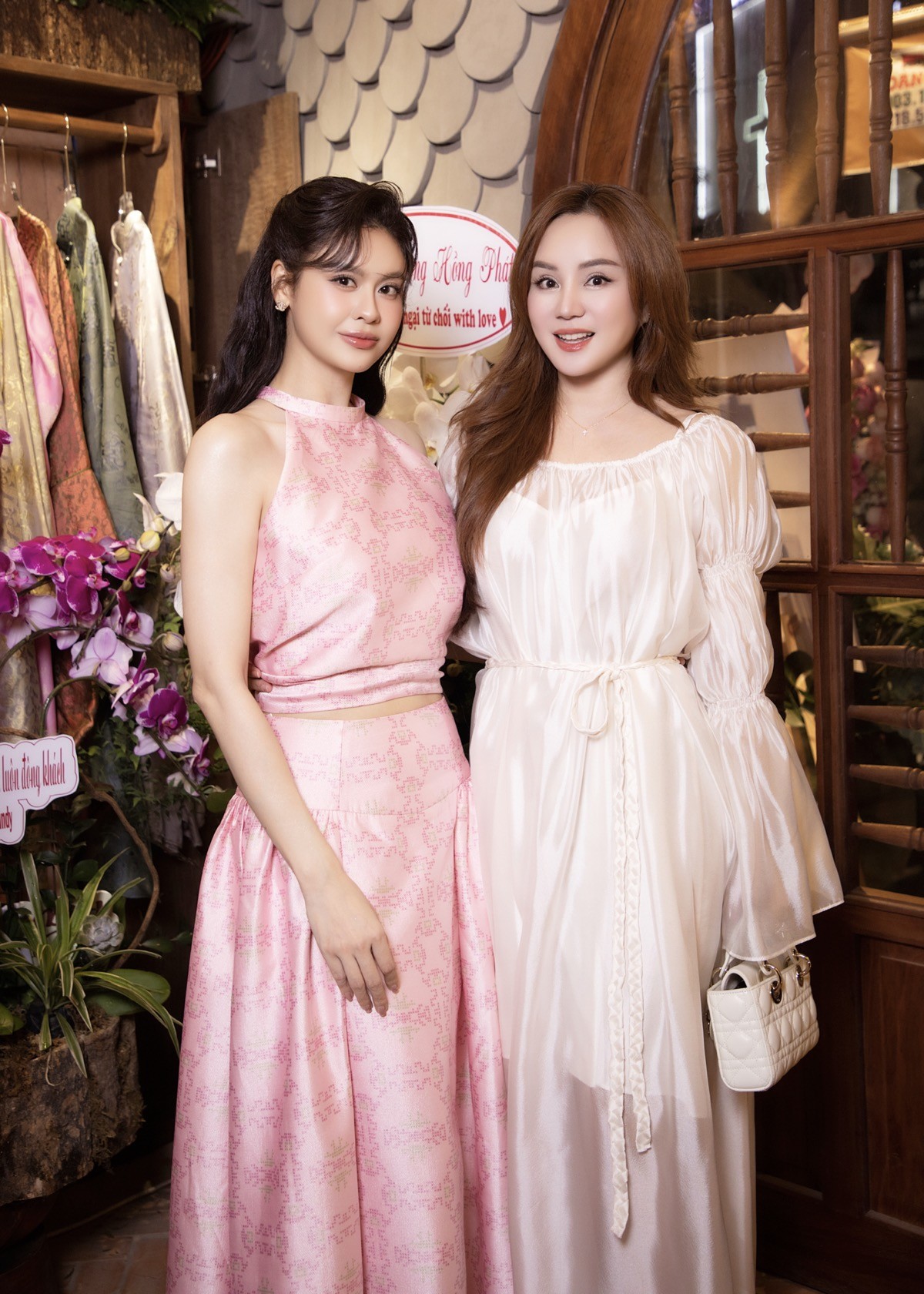 Sao Việt chúc mừng Trương Quỳnh Anh lên chức bà chủ quán chay Sao Việt chúc mừng Trương Quỳnh Anh lên chức bà chủ quán chay