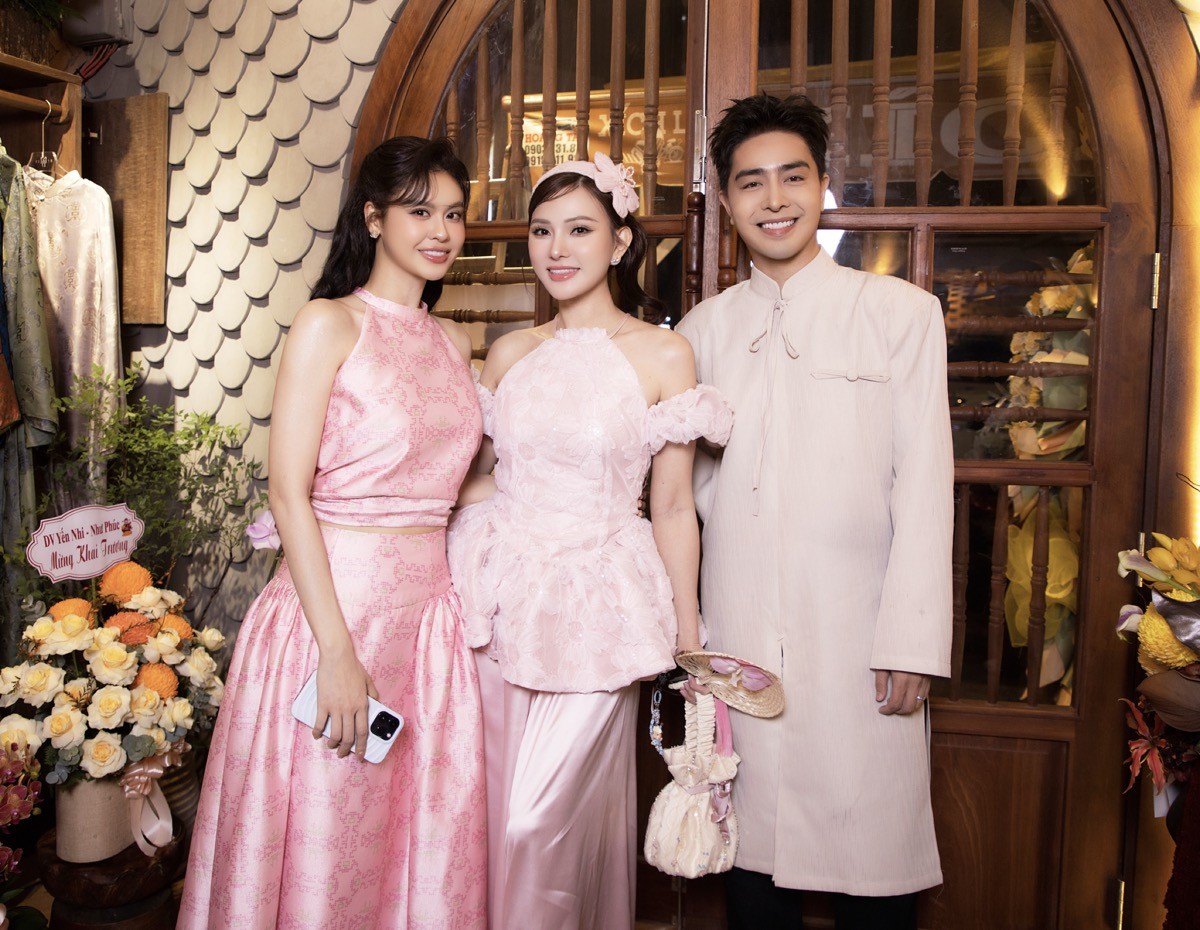 Sao Việt chúc mừng Trương Quỳnh Anh lên chức bà chủ quán chay Sao Việt chúc mừng Trương Quỳnh Anh lên chức bà chủ quán chay