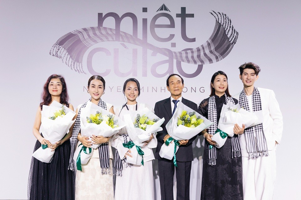 'Miệt Cù Lao' của NTK Nguyễn Minh Công: Vượt khỏi giới hạn của một bộ sưu tập, trở thành trải nghiệm nghệ thuật thị giác