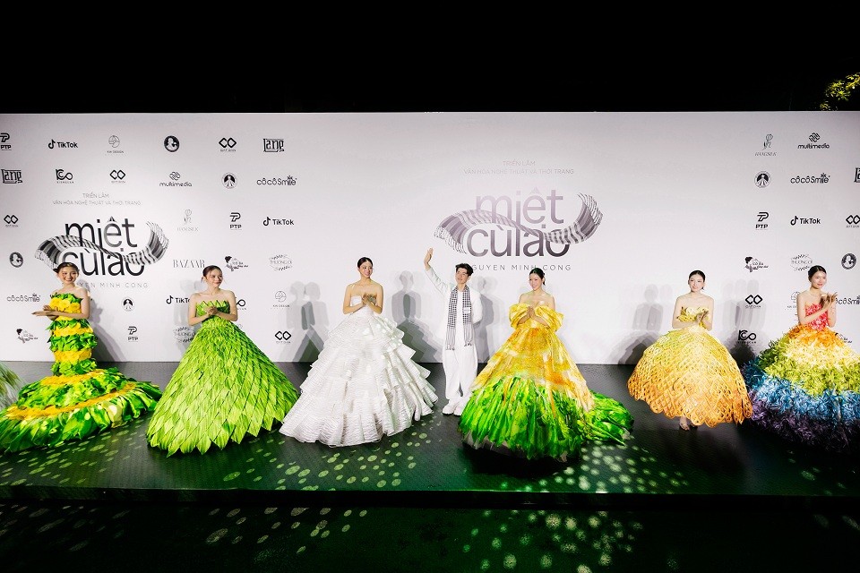 'Miệt Cù Lao' của NTK Nguyễn Minh Công: Vượt khỏi giới hạn của một bộ sưu tập, trở thành trải nghiệm nghệ thuật thị giác