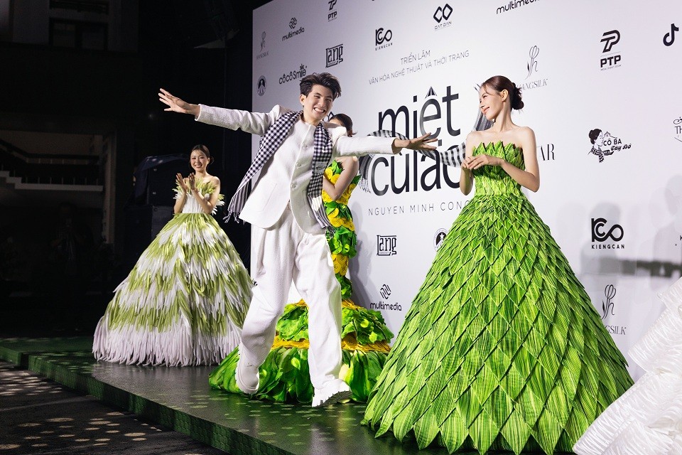 'Miệt Cù Lao' của NTK Nguyễn Minh Công: Vượt khỏi giới hạn của một bộ sưu tập, trở thành trải nghiệm nghệ thuật thị giác