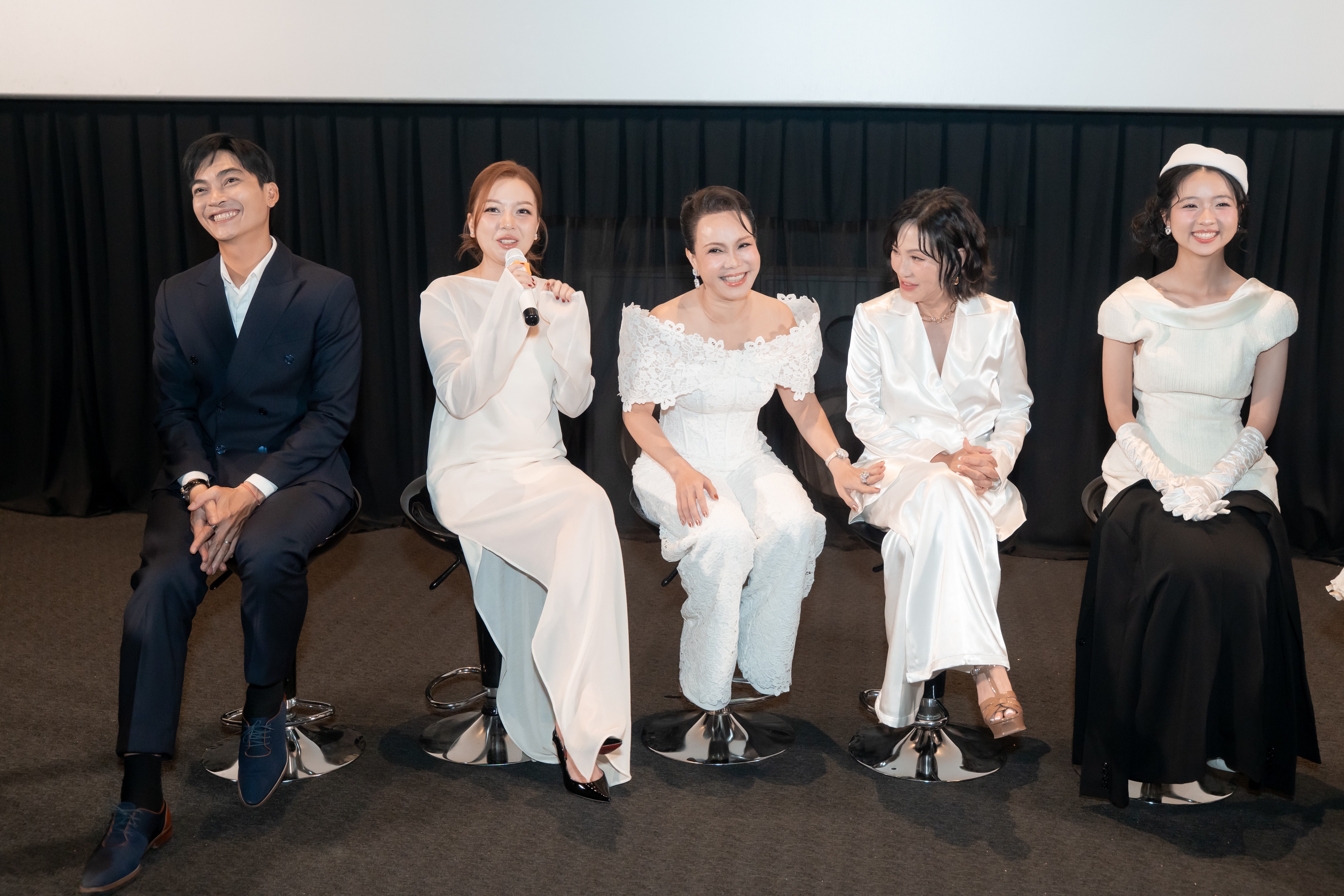 'Cục vàng của ngoại': Cung trầm lắng về sự hy sinh, yêu thương đầy ý nghĩa của người phụ nữ Việt