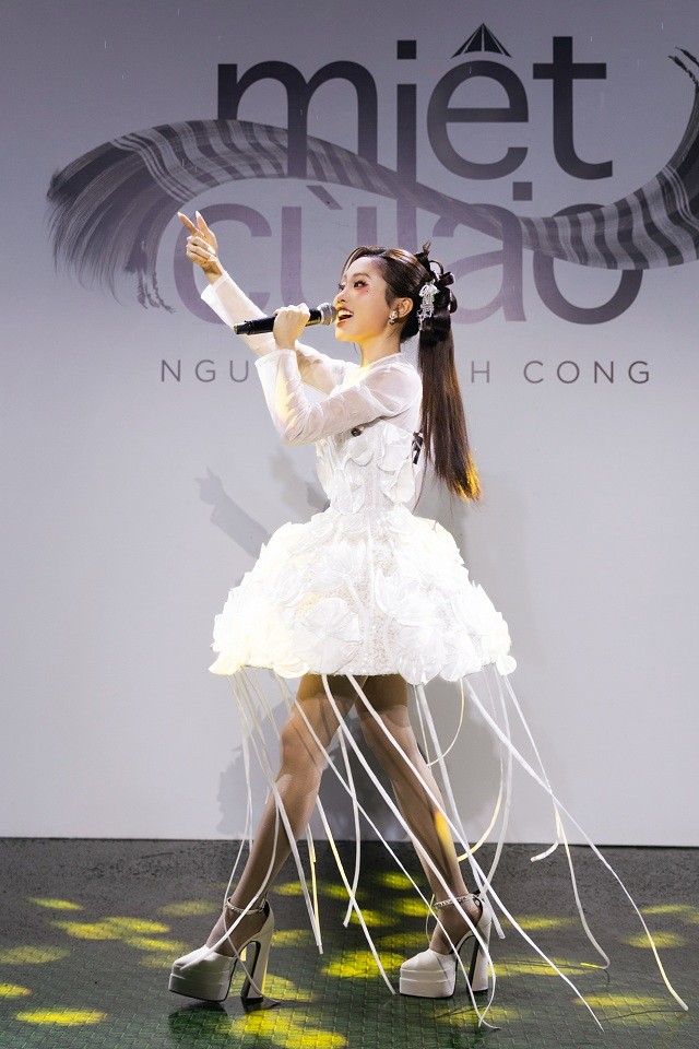 'Miệt Cù Lao' của NTK Nguyễn Minh Công: Vượt khỏi giới hạn của một bộ sưu tập, trở thành trải nghiệm nghệ thuật thị giác