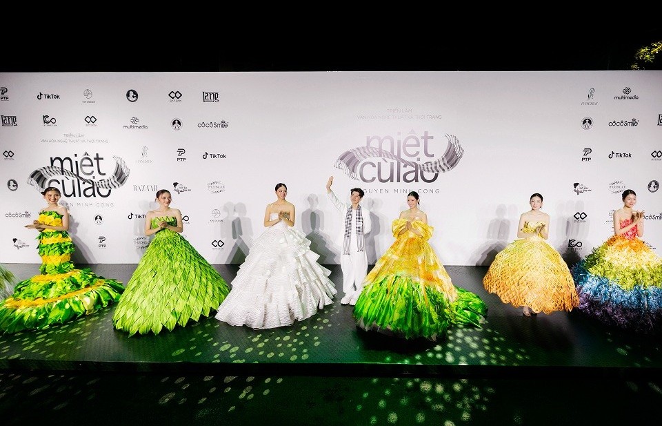 'Miệt Cù Lao' của NTK Nguyễn Minh Công: Vượt khỏi giới hạn của một bộ sưu tập, trở thành trải nghiệm nghệ thuật thị giác