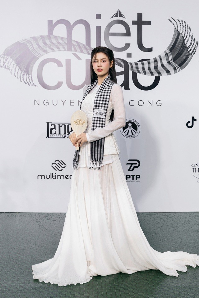 'Miệt Cù Lao' của NTK Nguyễn Minh Công: Vượt khỏi giới hạn của một bộ sưu tập, trở thành trải nghiệm nghệ thuật thị giác