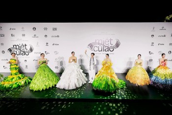 'Miệt Cù Lao' của NTK Nguyễn Minh Công: Vượt khỏi giới hạn của một bộ sưu tập, trở thành trải nghiệm nghệ thuật thị giác