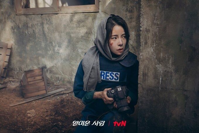 Phim của Lim Ji Yeon - Lee Jung Jae gây phẫn nộ vì 'vô cảm'