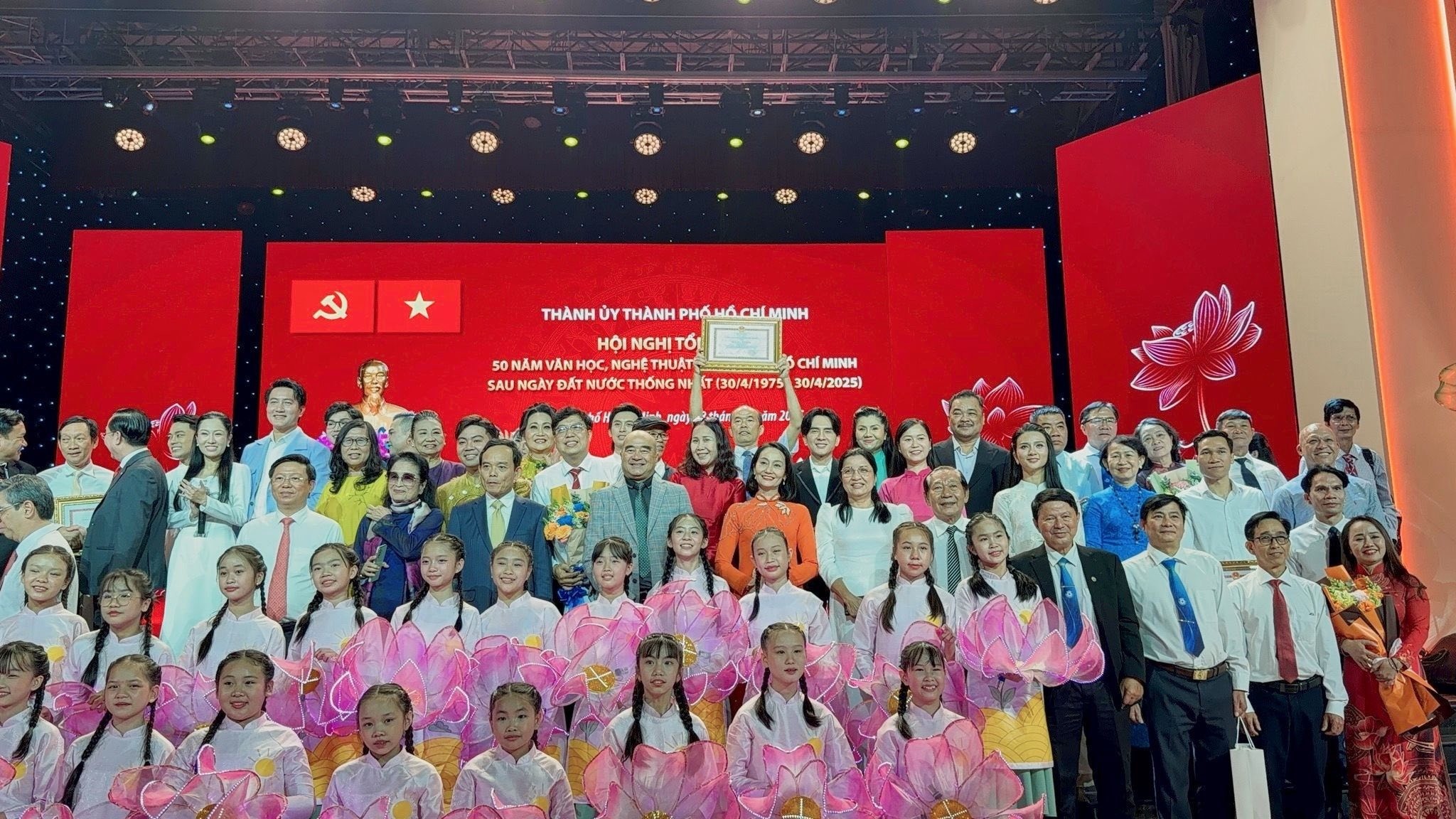 Đan Trường nhận Bằng khen của UBND TP. Hồ Chí Minh, sẵn sàng 'bùng nổ' tại live concert kỷ niệm 30 năm ca hát