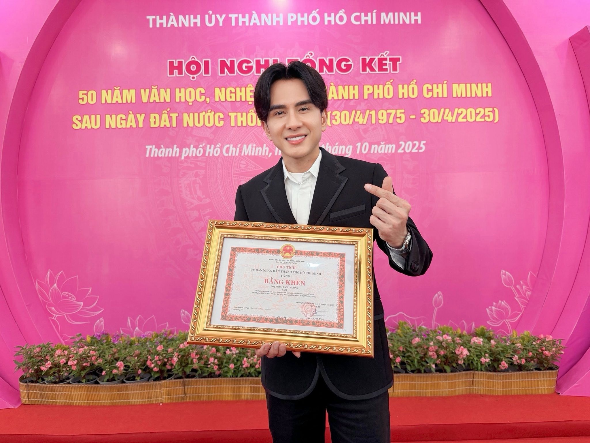 Đan Trường nhận Bằng khen của UBND TP. Hồ Chí Minh, sẵn sàng 'bùng nổ' tại live concert kỷ niệm 30 năm ca hát