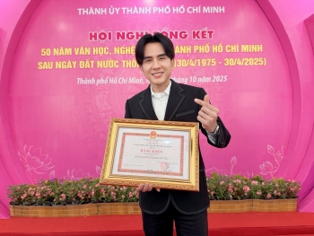 Đan Trường nhận Bằng khen của UBND TP. Hồ Chí Minh, sẵn sàng 'bùng nổ' tại live concert kỷ niệm 30 năm ca hát
