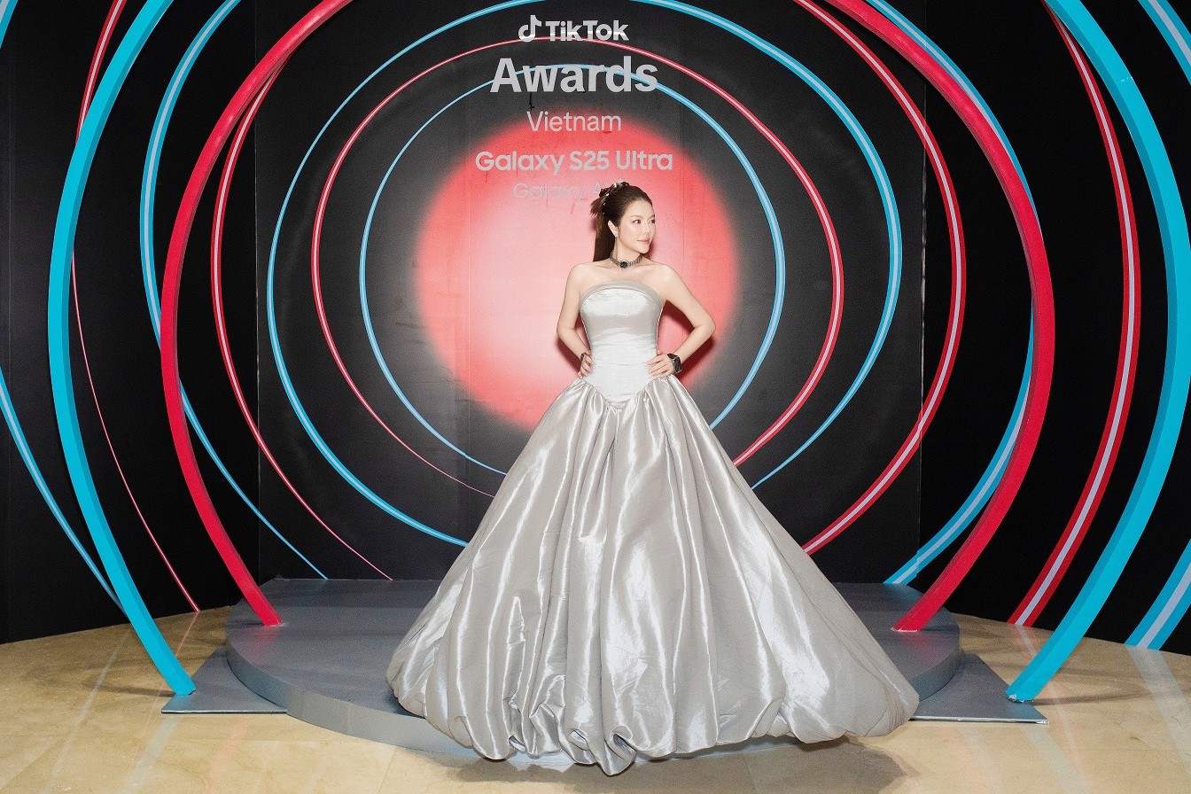 Lý Nhã Kỳ khoe dáng rực rỡ trên thảm đỏ TikTok Awards Việt Nam 2025, hé lộ hạnh phúc riêng