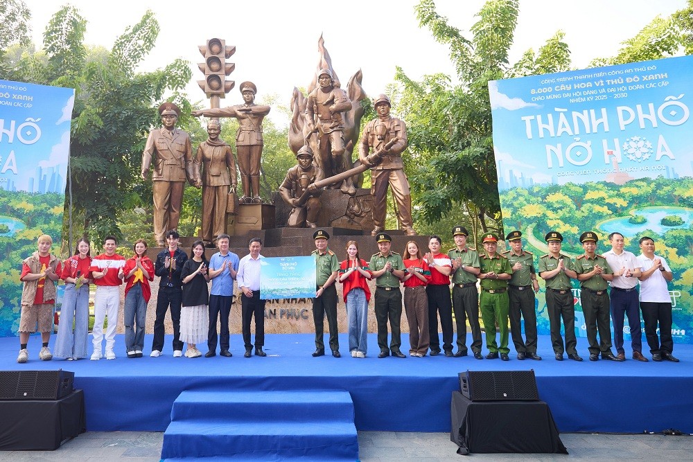 Nghệ sĩ Việt tham dự Lễ trồng cây 'Thành phố nở hoa' ở Hà Nội