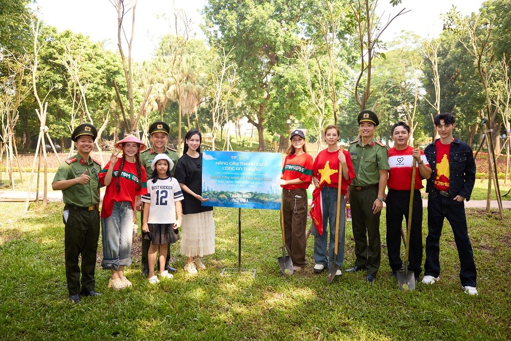 Nghệ sĩ Việt tham dự Lễ trồng cây 'Thành phố nở hoa' ở Hà Nội