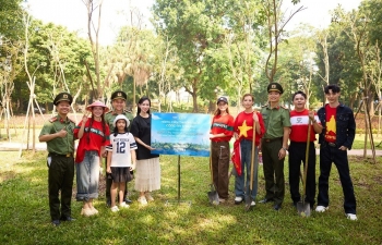 Nghệ sĩ Việt tham dự Lễ trồng cây 'Thành phố nở hoa' ở Hà Nội