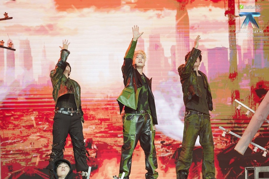 'Anh trai 'Say Hi' 2025' tập 5: Từ những giọt nước mắt đến tiếng cười, Live Stage 2 khép lại trọn vẹn với 30 Anh trai cùng bước tiếp