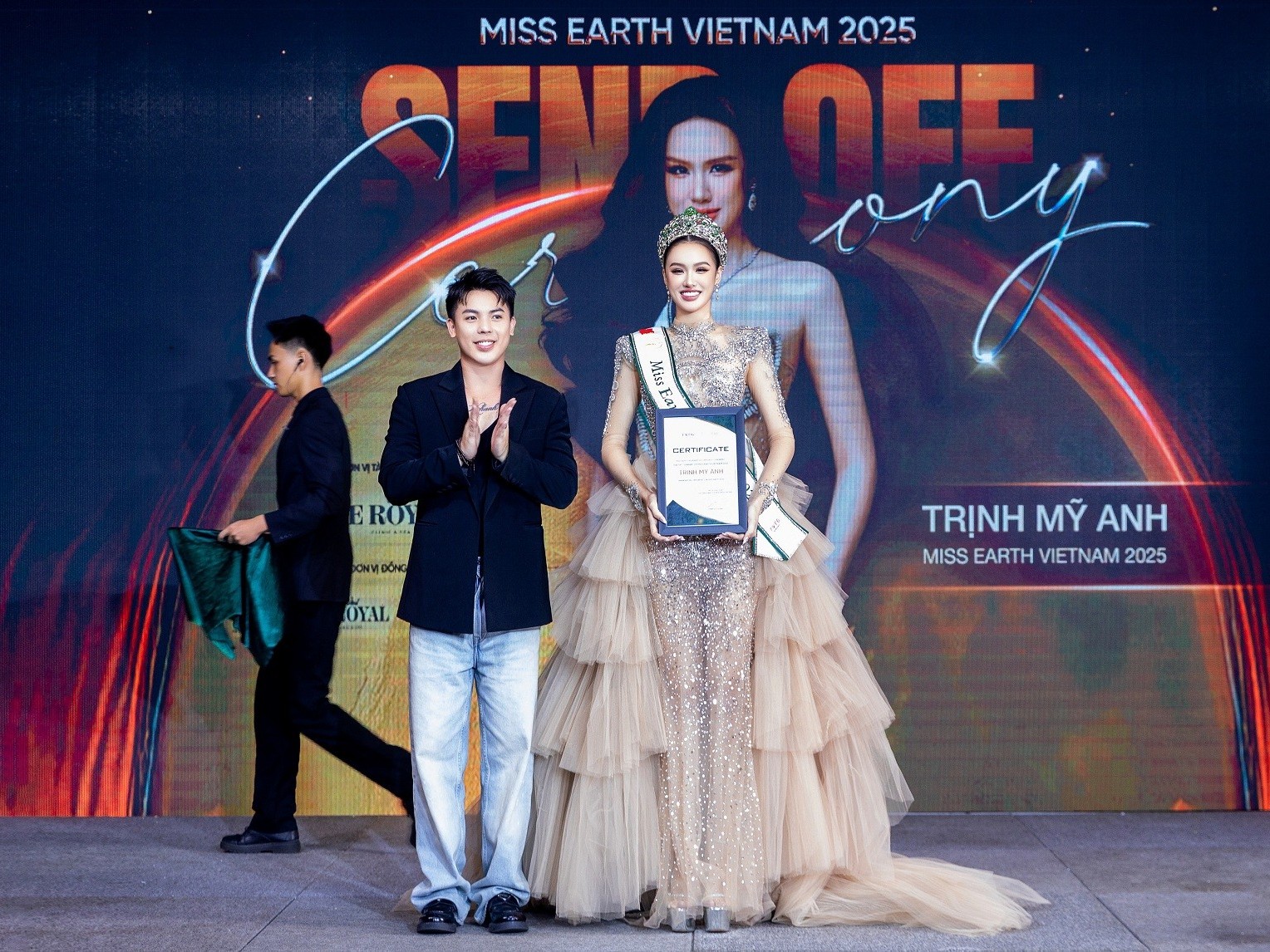 Trịnh Mỹ Anh sẵn sàng chinh phục vương miện 'Hoa hậu trái đất 2025'