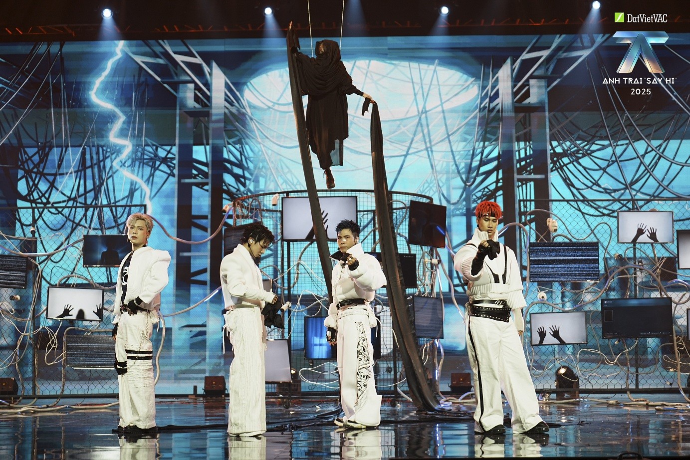 'Anh trai 'Say Hi' 2025' tập 5: Từ những giọt nước mắt đến tiếng cười, Live Stage 2 khép lại trọn vẹn với 30 Anh trai cùng bước tiếp