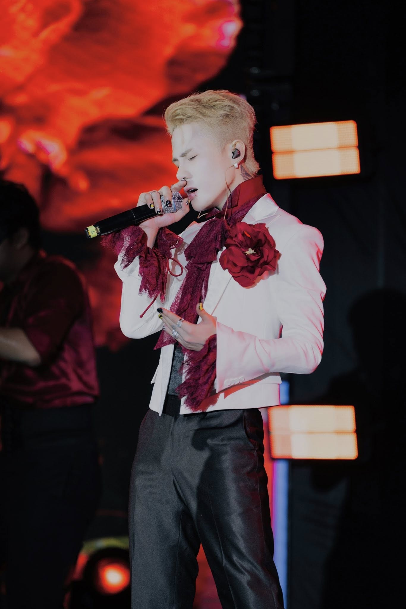 Jack gây tranh cãi khi trình diễn ca khúc mới: Ca từ bị cho là phản cảm, khiêu khích