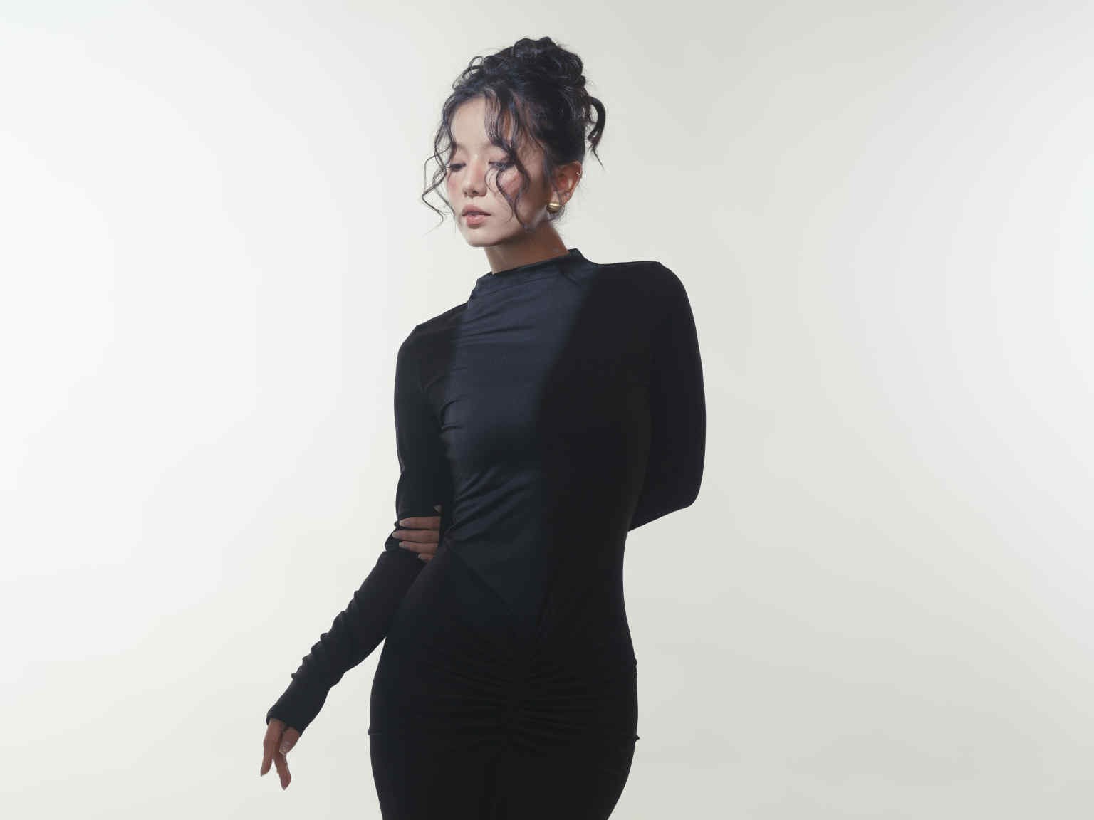 'O Hồng' Hạ Anh đánh dấu bước chuyển hình ảnh sau 'Mưa đỏ'