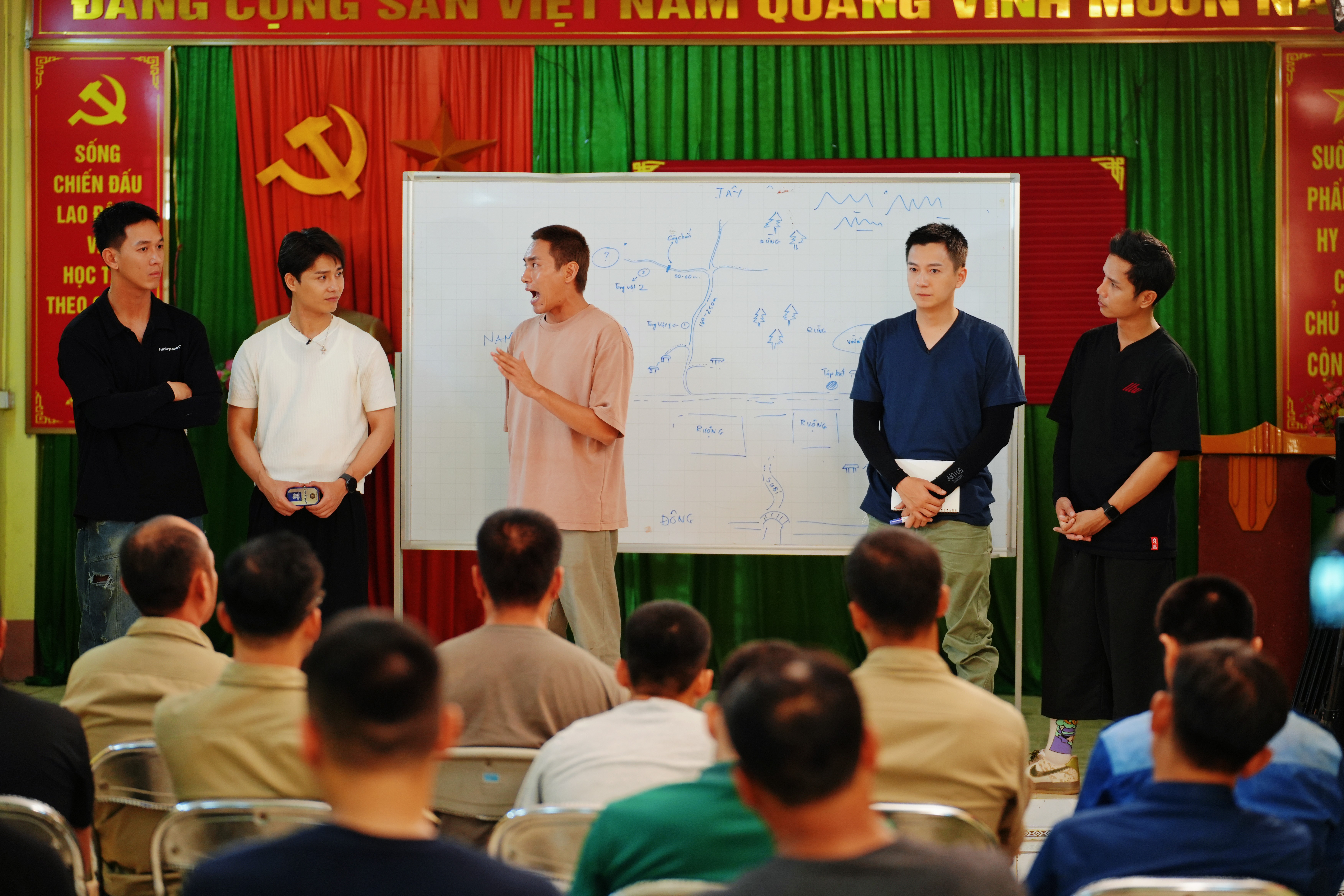 Tăng Duy Tân gia nhập 'Chiến sĩ quả cảm': Bên ngoài cố tỏ ra mình ngầu nhưng trong lòng sợ đến phải 'niệm phật'