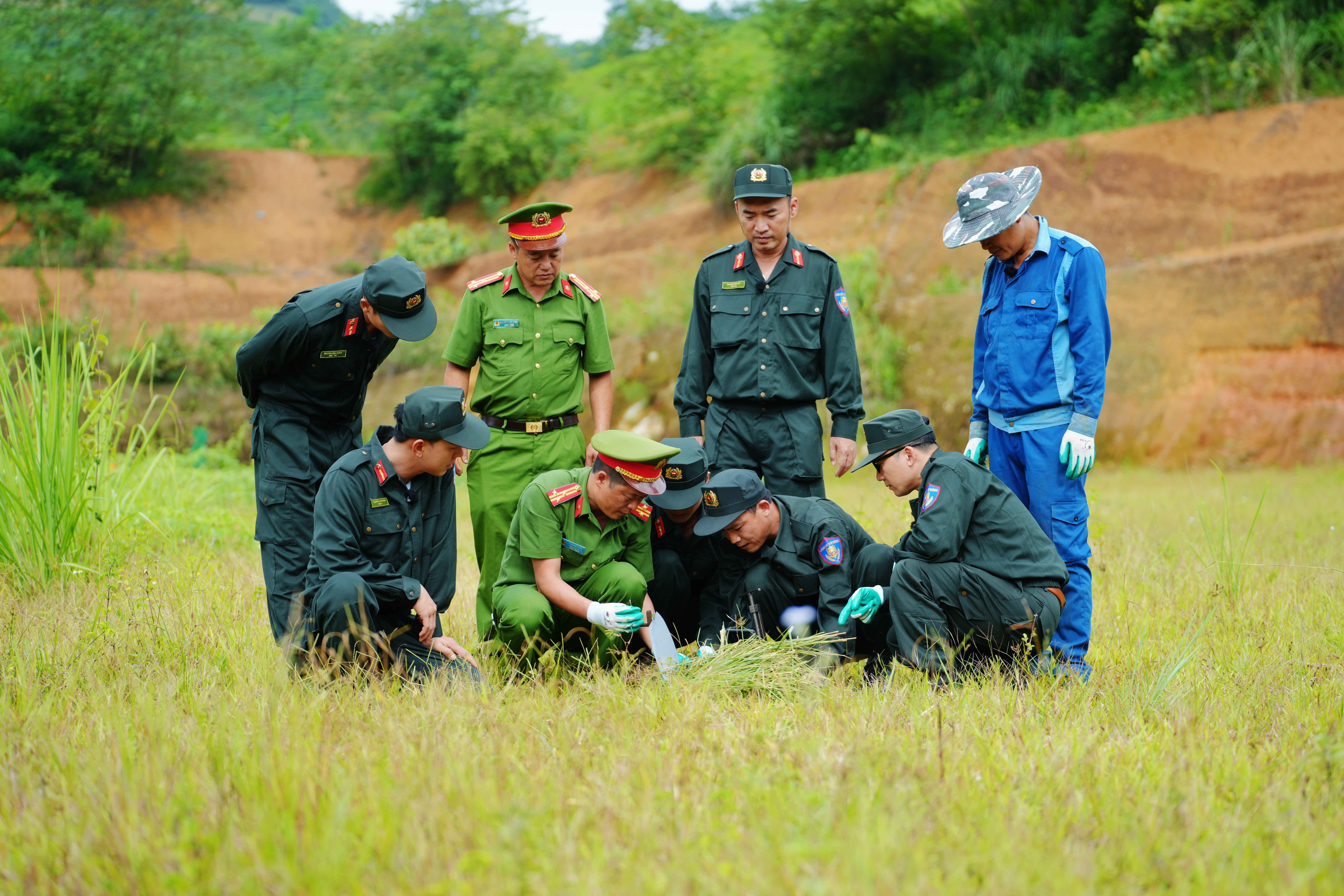 Tăng Duy Tân gia nhập 'Chiến sĩ quả cảm': Bên ngoài cố tỏ ra mình ngầu nhưng trong lòng sợ đến phải 'niệm phật'