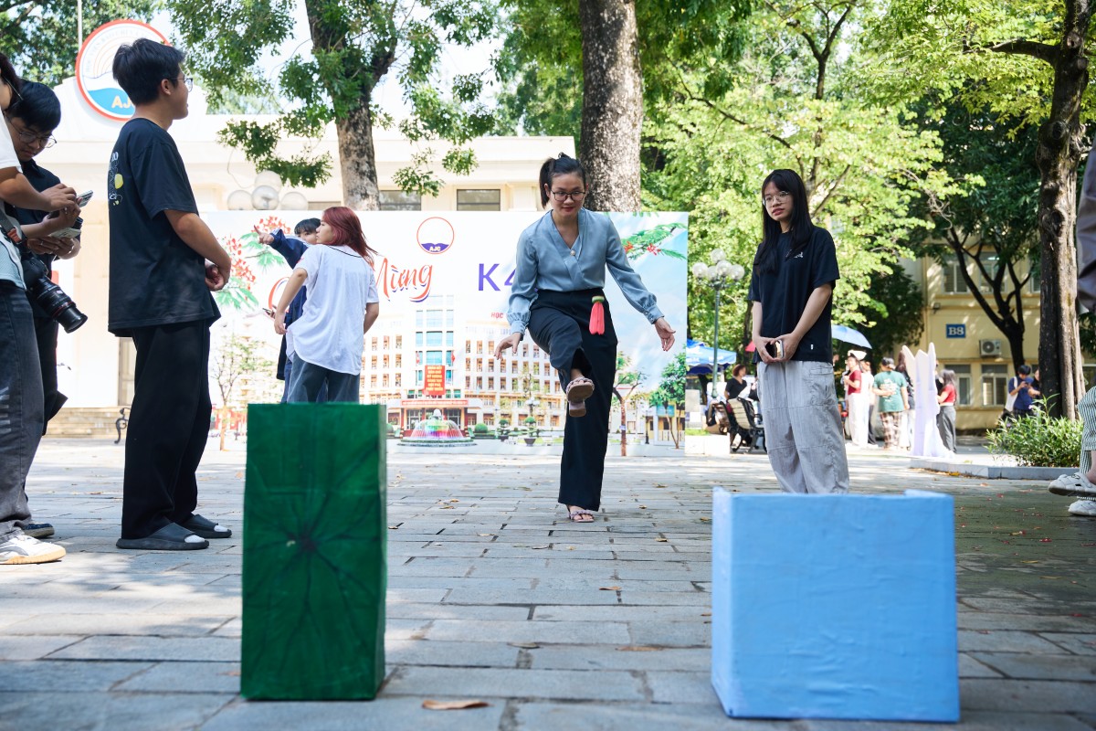 Bắt trọn khoảnh khắc cùng tân sinh viên trường Báo với photo booth 'FPS 2025 - Sen’s Resonance'