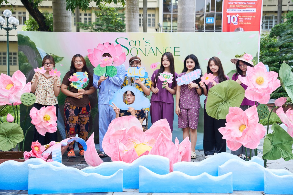Bắt trọn khoảnh khắc cùng tân sinh viên trường Báo với photo booth 'FPS 2025 - Sen’s Resonance'