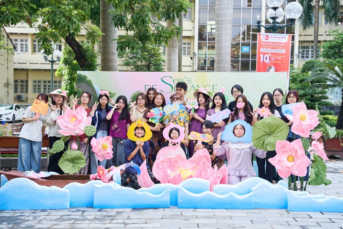 Bắt trọn khoảnh khắc cùng tân sinh viên trường Báo với photo booth 'FPS 2025 - Sen’s Resonance'