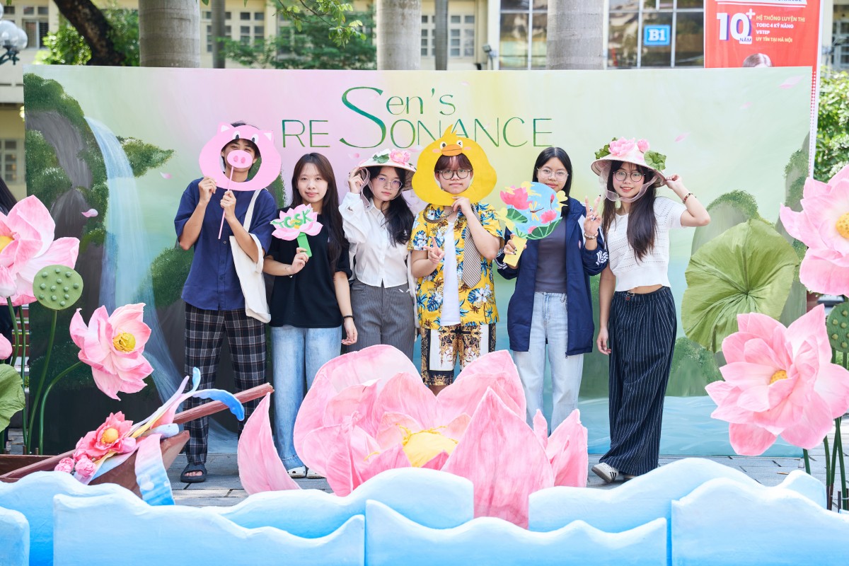 Bắt trọn khoảnh khắc cùng tân sinh viên trường Báo với photo booth 'FPS 2025 - Sen’s Resonance'