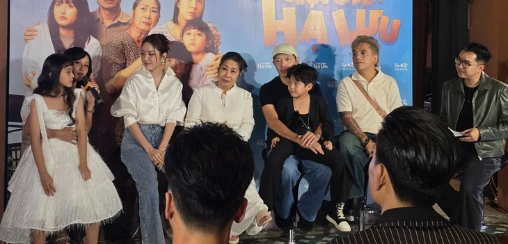 'Cuộc chiến hạ lưu': Lê Phương nhiều lần 'đứng hình' trước những câu thoại ứng biến bất ngờ của Thái Hòa