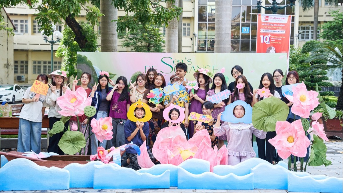 Bắt trọn khoảnh khắc cùng tân sinh viên trường Báo với photo booth 'FPS 2025 - Sen’s Resonance'
