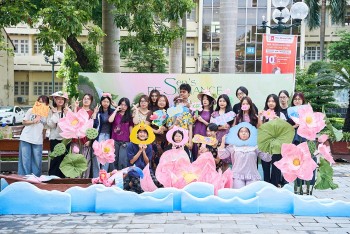 Bắt trọn khoảnh khắc cùng tân sinh viên trường Báo với photo booth 'FPS 2025 - Sen’s Resonance'