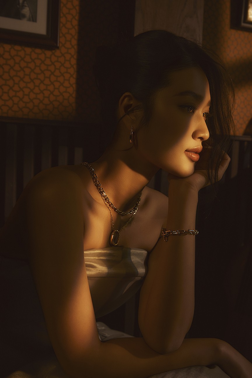 Hoa hậu Đoàn Thiên Ân tung bộ ảnh mới khoe nhan sắc kiêu sa quyến rũ