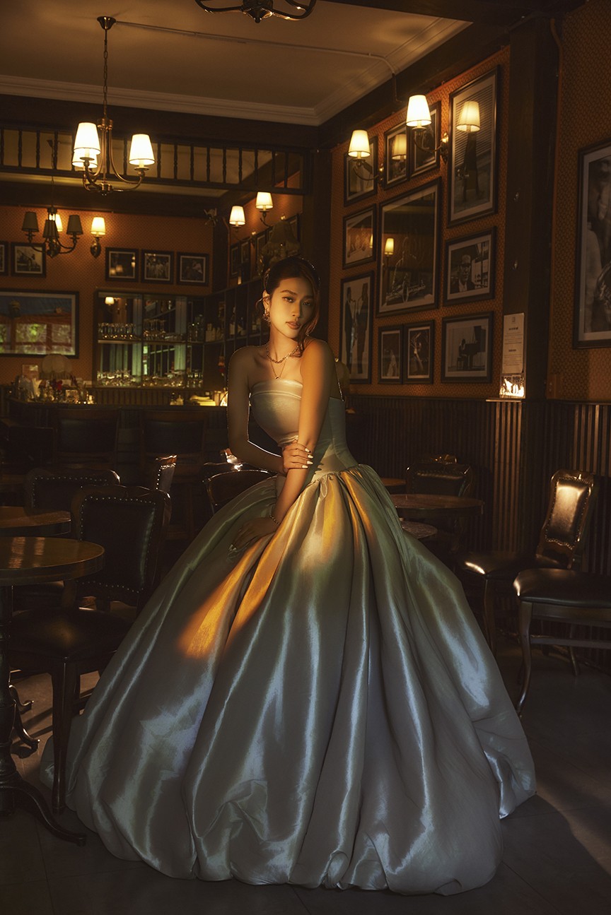 Hoa hậu Đoàn Thiên Ân tung bộ ảnh mới khoe nhan sắc kiêu sa quyến rũ