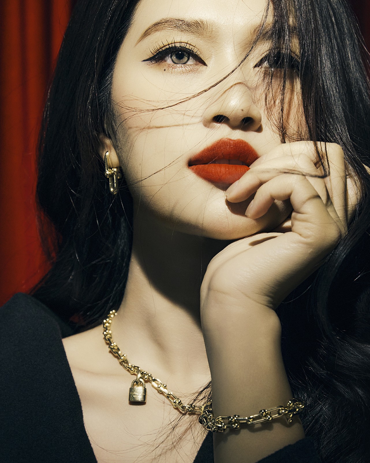 Hoa hậu Đoàn Thiên Ân tung bộ ảnh mới khoe nhan sắc kiêu sa quyến rũ