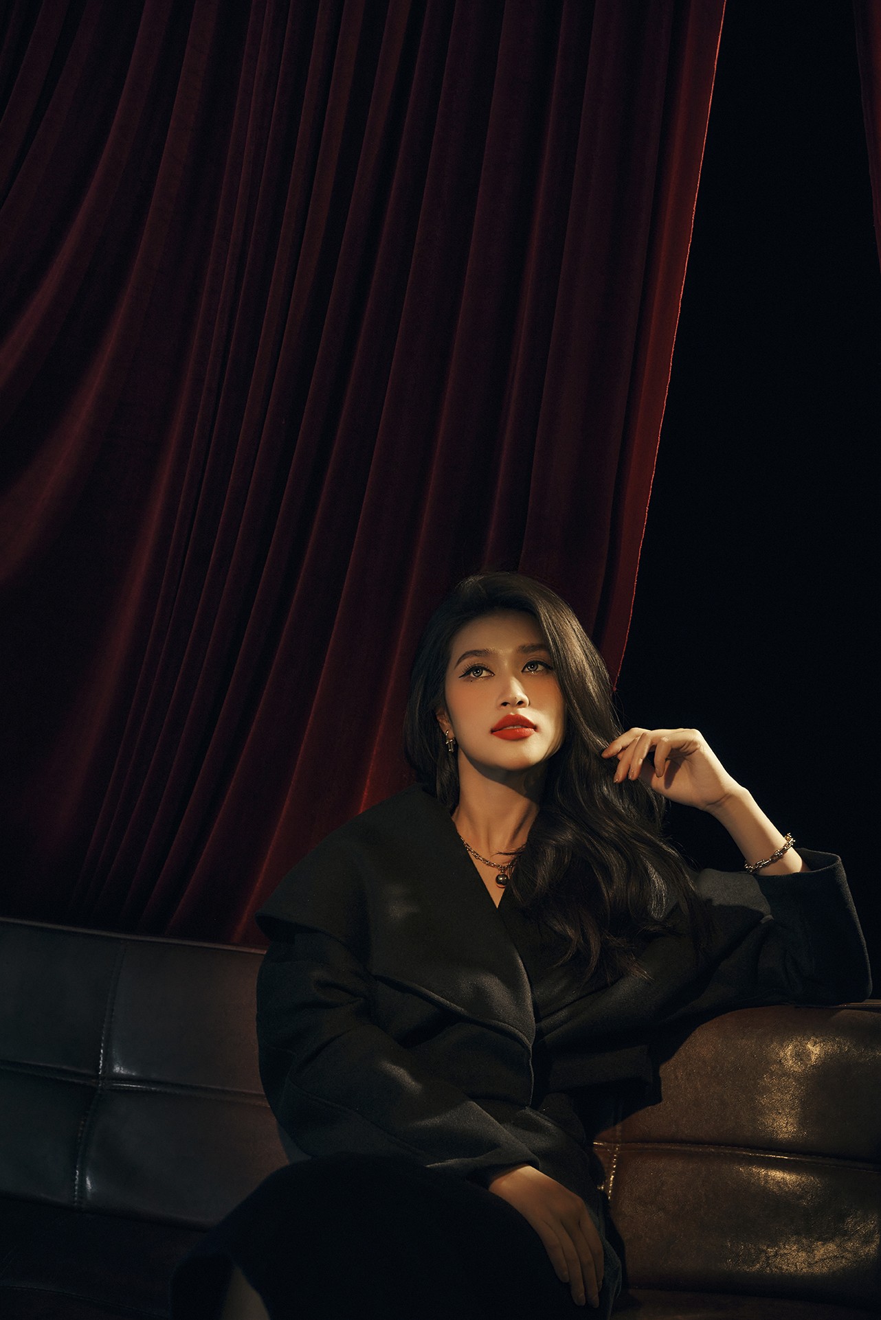 Hoa hậu Đoàn Thiên Ân tung bộ ảnh mới khoe nhan sắc kiêu sa quyến rũ