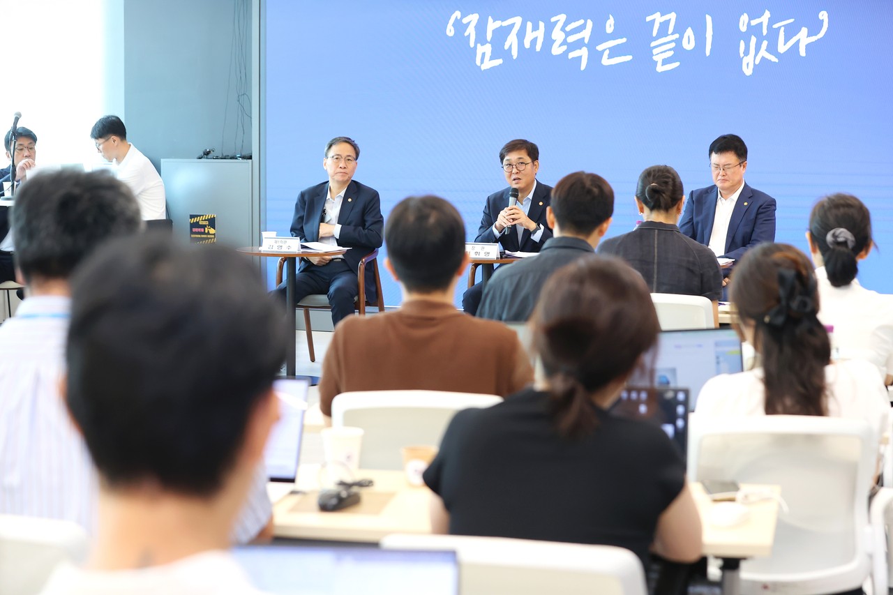 ‘Chợ ma’ – Sân chơi của các thần tượng Kpop