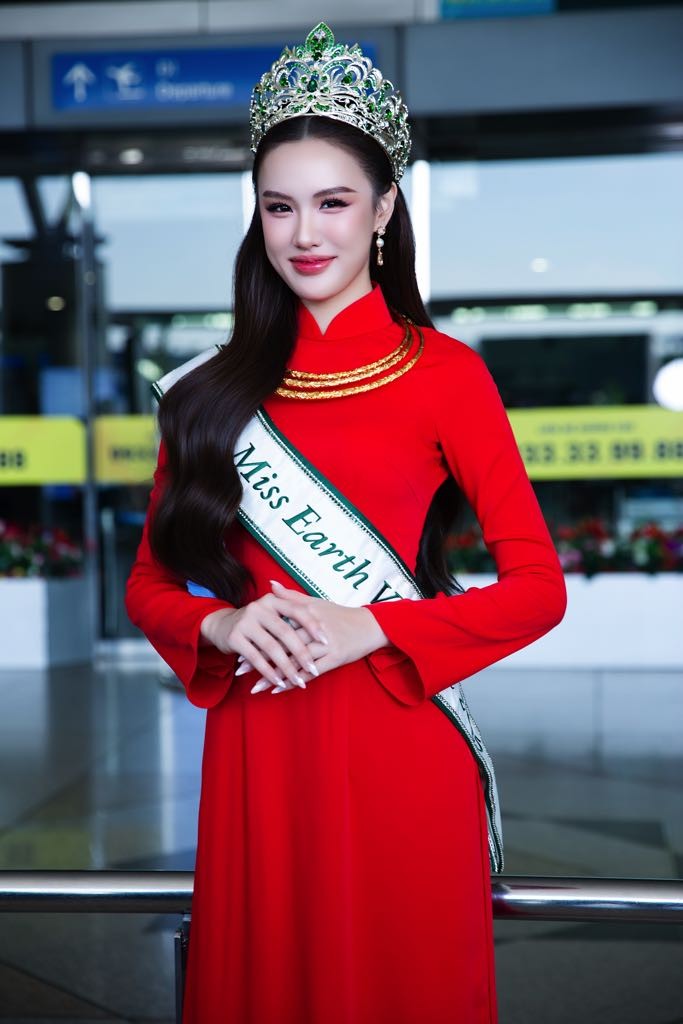 Trịnh Mỹ Anh được tặng vàng tại sân bay trước khi lên đường thi 'Miss Earth 2025'