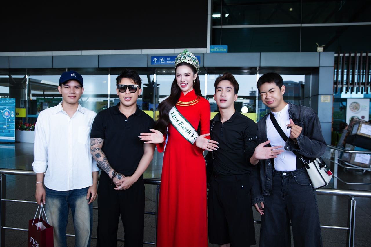 Trịnh Mỹ Anh được tặng vàng tại sân bay trước khi lên đường thi 'Miss Earth 2025'